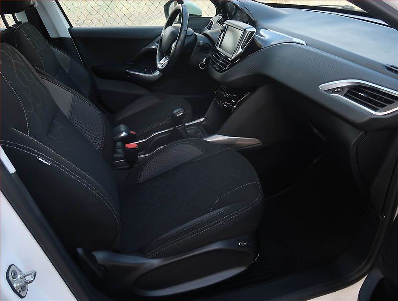 Peugeot 2008 (2018) 1.2 PureTech, Park. senzory - fotka 9 z 16