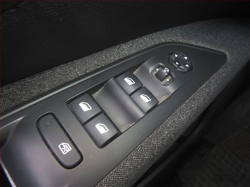 Peugeot 5008 (2021) PureTech 130, Automat, 7 míst - fotka 19 z 19