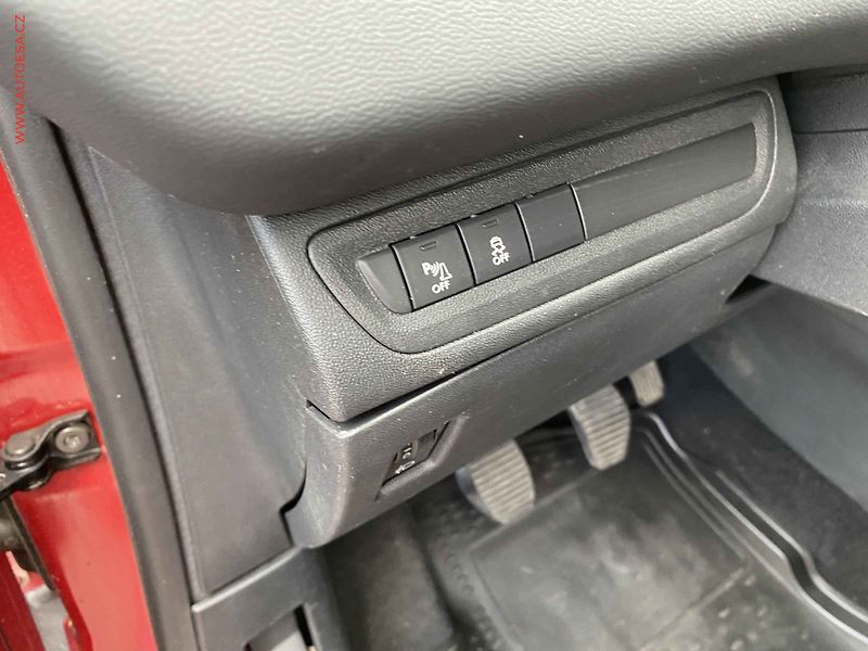 Peugeot 208 (2014) 1.2i, 1.maj,ČR, servis.kniha - fotka 15 z 17
