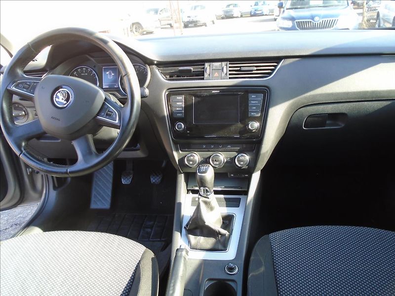Škoda Octavia 1,6 - fotka 18 z 27