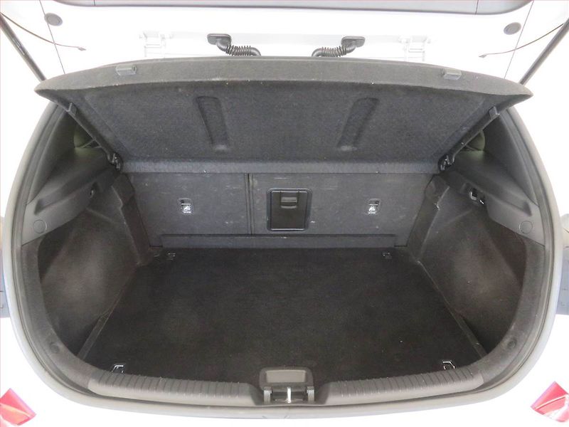 Hyundai i30 (2017) Comfort 1.6 CRDi, Serv.kniha - fotka 14 z 18