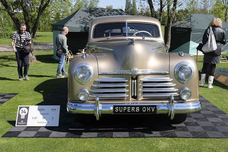 Slavnostní zahájení přehlídky vzácných historických vozidel Automobilové klenoty 2025.