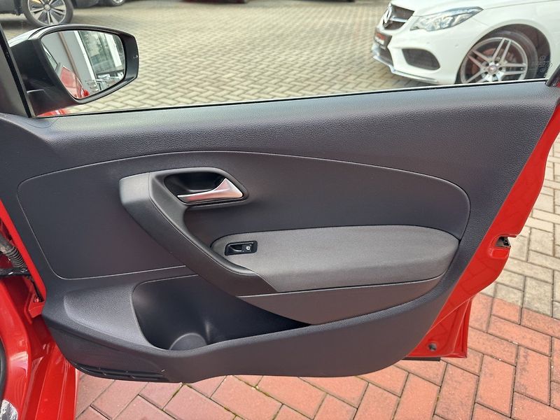 Volkswagen Polo (2011) 1.4i Style Klima Panorama - fotka 18 z 48