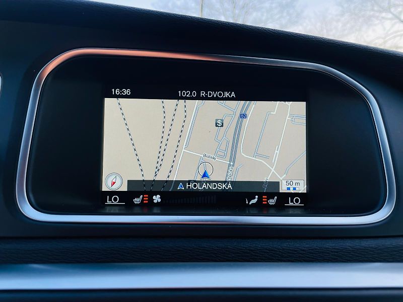 Volvo V40 2.0i MANUÁL KAMERA SERVISKA - fotka 36 z 45