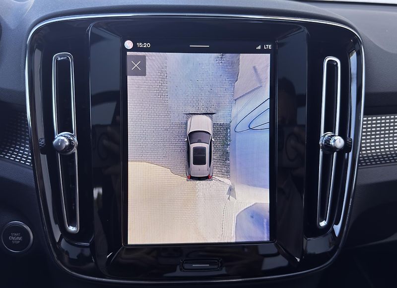 Volvo XC40 B4 FWD ULTRA DARK // 1. maj. - fotka 33 z 46