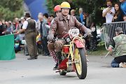 Na akci Jízda do vrchu a výstava historických vozidel se představilo na tři sta automobilů a motocyklů.