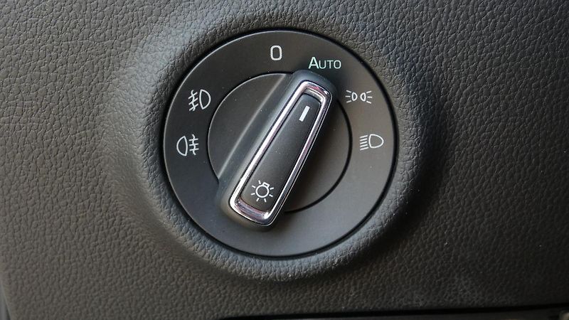 Škoda Superb Combi 2,0 TDI DSG Style - fotka 10 z 25