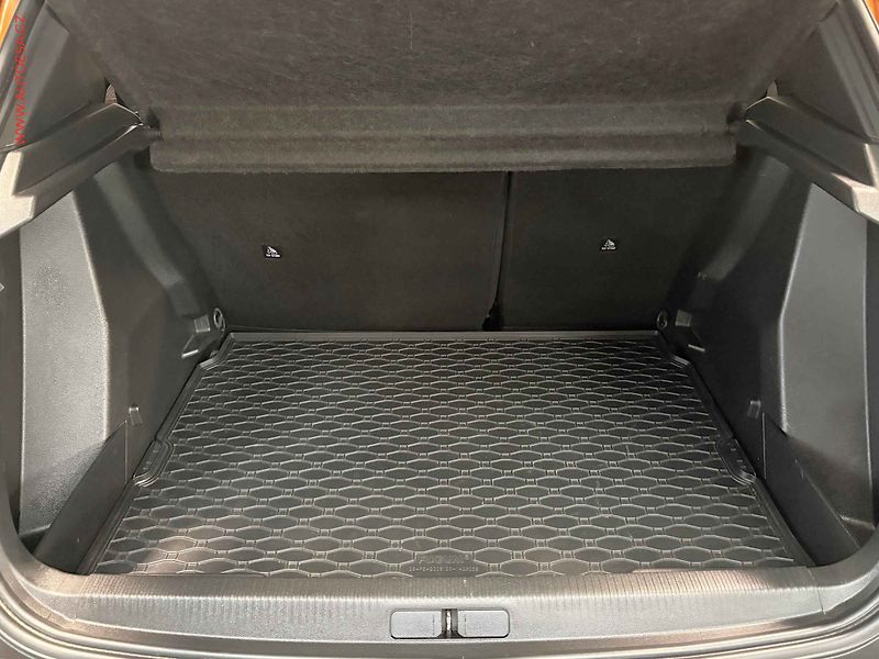 Peugeot 2008 (2021) 1.2PT, 1.maj,ČR, servis - fotka 7 z 16