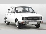 Škoda 105. Sněhobílá „stopětka“ je další autem, který byste mohli z fleku umístit do muzea. Absolutně čistý kus z roku 1981 má dokonce barevně ladící disky s poklicemi.