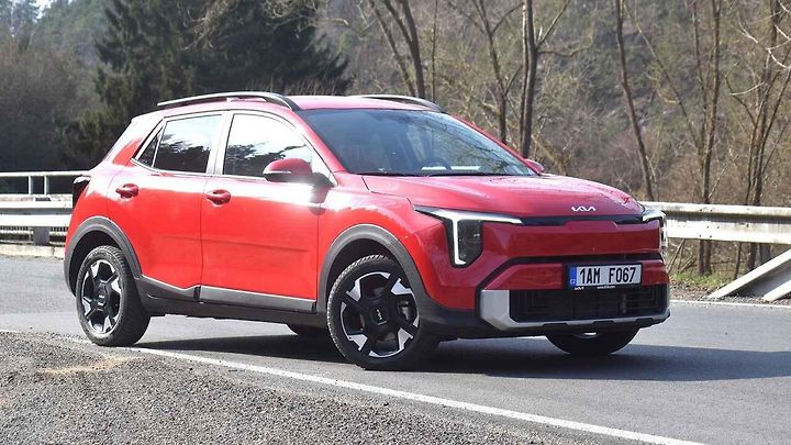 Kia Stonic je dostupné a dobře jezdící malé rodinné auto.