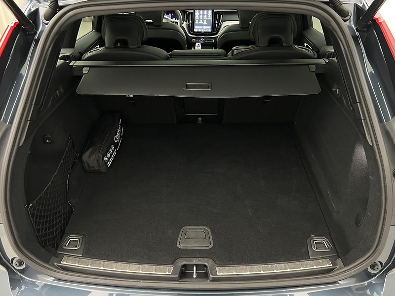 Volvo XC60 B5 AWD BLACK EDITION PLUS AUT  - fotka 5 z 43