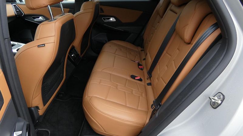 DS Automobiles DS7 Crossback 1.6 E-TENSE 4x4 Pluq-in Hybrid - fotka 19 z 25