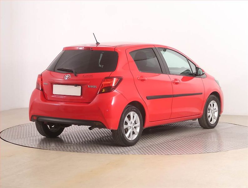 Toyota Yaris (2015) 1.33 Dual VVT-i, Serv.kniha - fotka 5 z 19