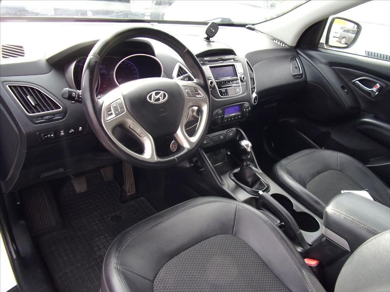 Hyundai ix35 2,0 CRDi Trikolor 4x4 100kW - fotka 17 z 26
