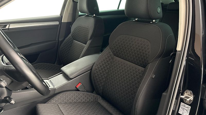 Škoda Superb 2.0 TDI Ambition Combi - fotka 15 z 29