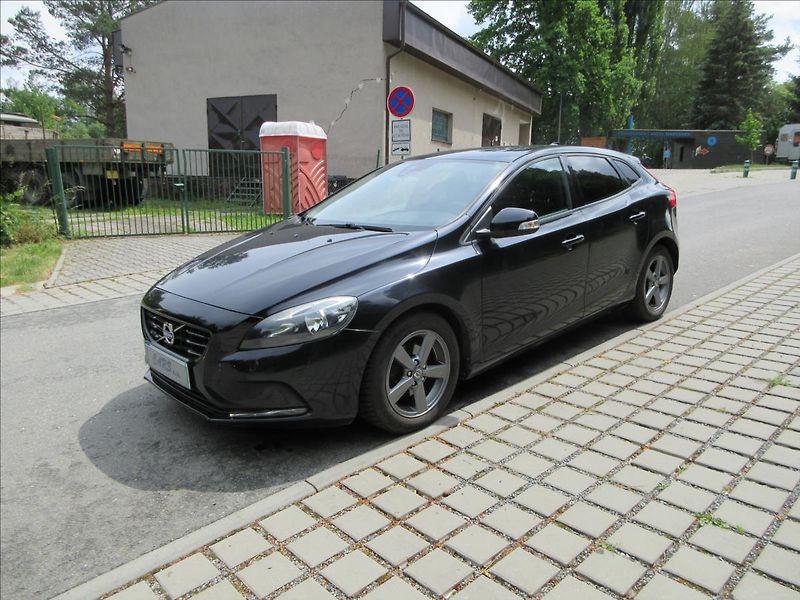 Volvo V40 1,6 D D2, 84Kw, Klima, park.sy - fotka 2 z 28