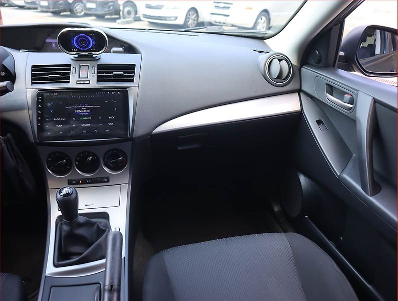 Mazda 3 (2013) 1.6 DI Turbo - fotka 8 z 15