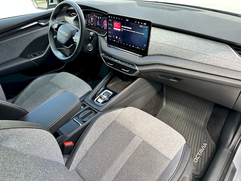 Škoda Octavia (2025) 1.5 TSI 110kW MHEV Top Selecti - fotka 7 z 24