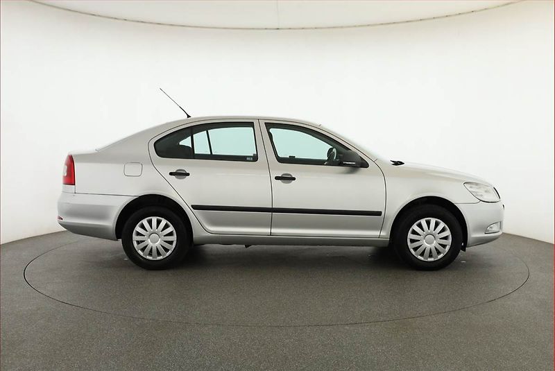 Škoda Octavia (2010) 1.6, po STK, rezervace - fotka 6 z 16