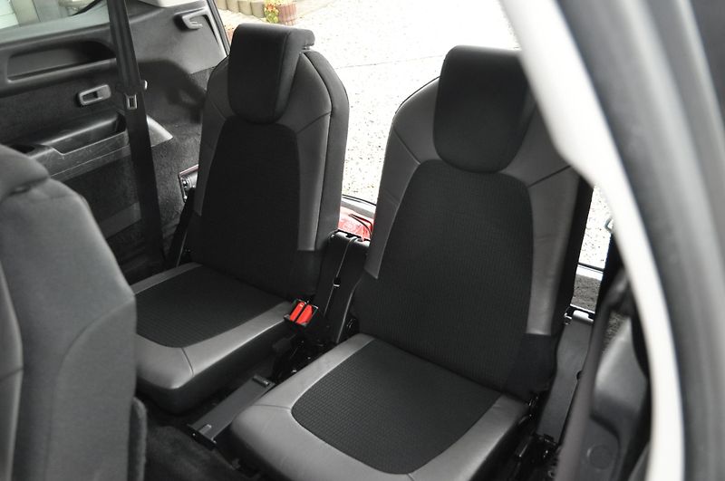 Citroën Grand C4 Picasso 1.6HDi 88kW Exclusive Automat - fotka 9 z 24