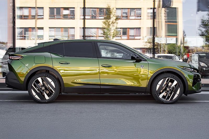 Peugeot 408 (2026) 1,6 GT Plug-in HYBRID 240 e-DC - fotka 4 z 22