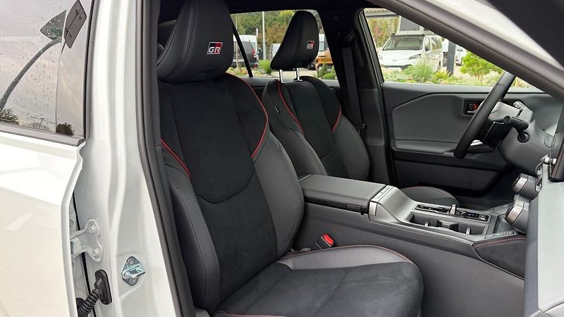 Toyota RAV4 4x4 PHEV GR Sport - fotka 10 z 23