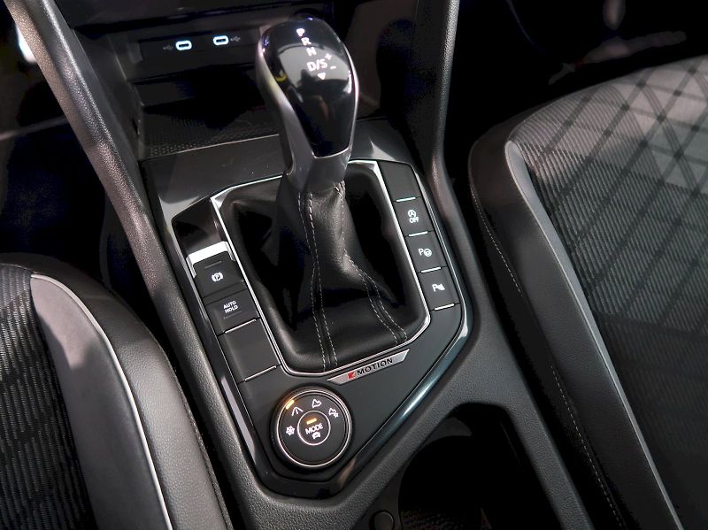 Volkswagen Tiguan (2021) R-LINE 2.0TSI 140KW 4x4 DSG - fotka 33 z 40