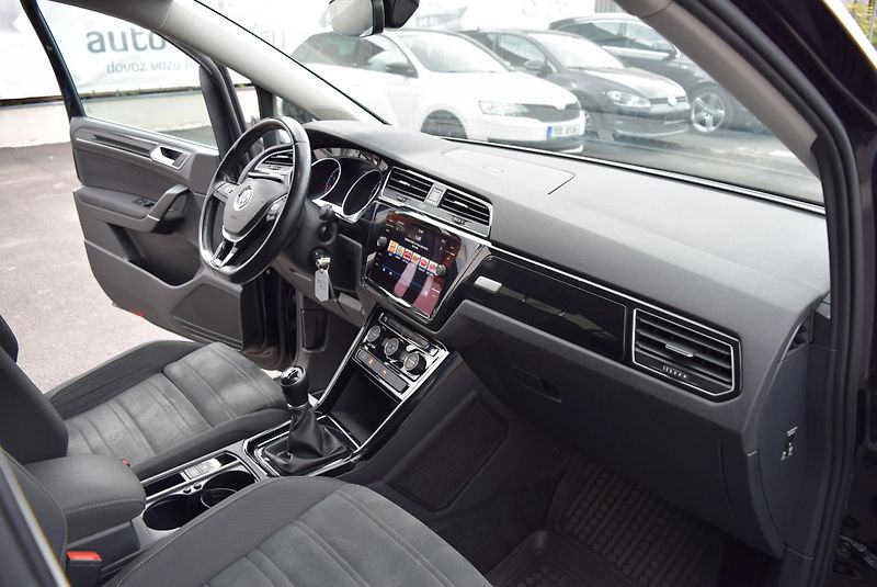 Volkswagen Touran (2017) 1.4TSI 110kw 7MÍST HIGHLIN TAŽ - fotka 36 z 48