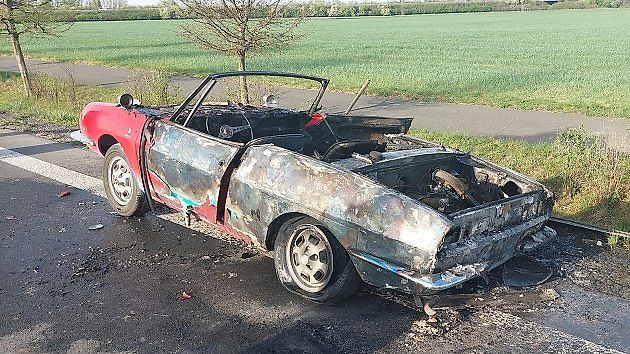 Ohořelý veterán na silnici nedaleko Opolan., zdroj: HZS Středočeského kraje
