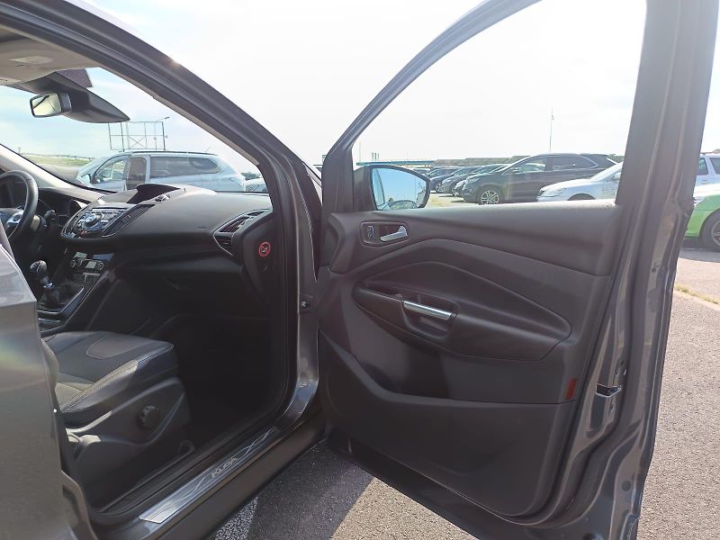 Ford Kuga (2015) - fotka 20 z 37