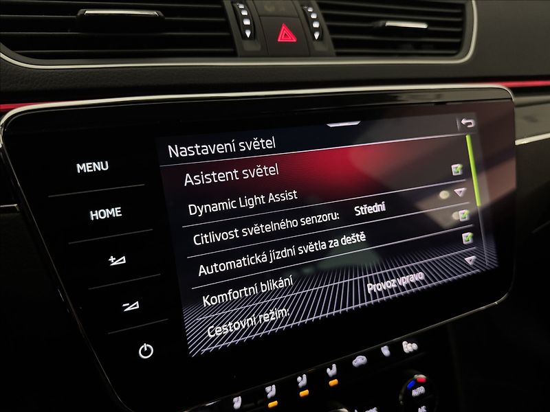 Škoda Superb 1,4 TSi  DSG iV L&K LED Assist - fotka 40 z 50