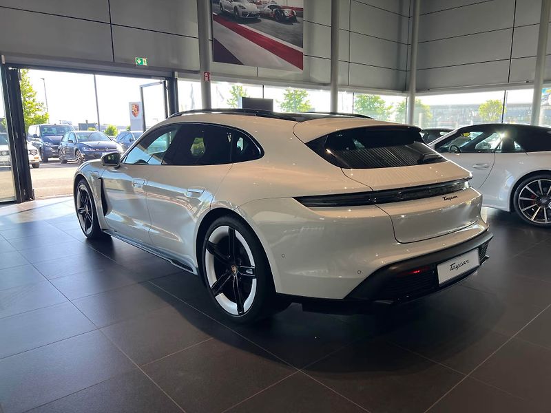 Porsche Taycan Sport Turismo HuD Pano Soft - fotka 7 z 25