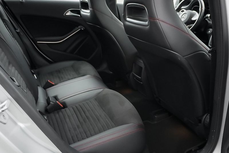 Mercedes-Benz Třídy A 220d 4MATIC AMG - fotka 26 z 28