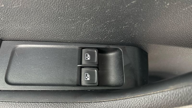 Škoda Fabia 1.0 TSI Ambition Combi - fotka 23 z 24