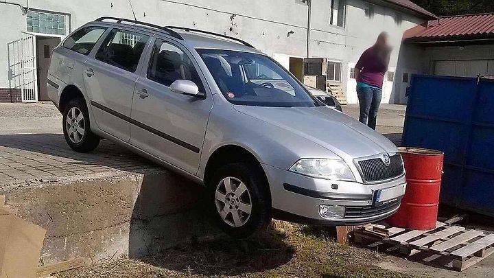 Když auto při parkování špatně zajistíte, může se stát třeba tohle.