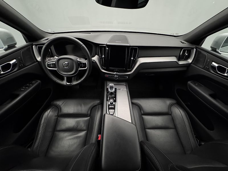 Volvo XC60 B4 AWD INSCRIPTION REZERVACE - fotka 2 z 55