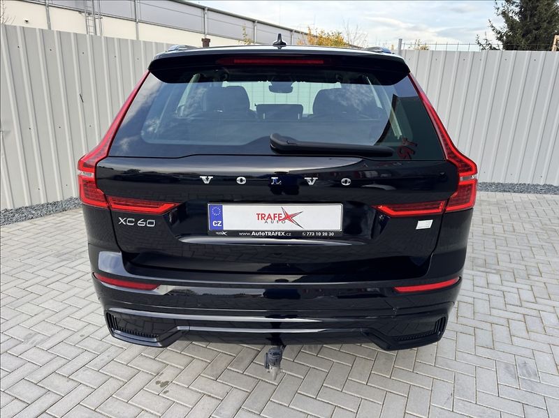 Volvo XC60 2,0 T8 AWD Recharge Plus Dark - fotka 12 z 50