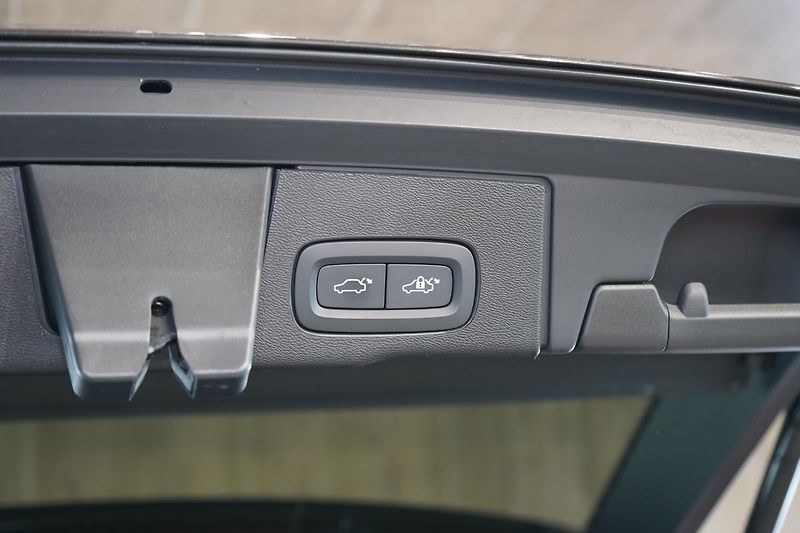 Volvo XC60 B5 AWD Plus Dark, Ventilace - fotka 10 z 46