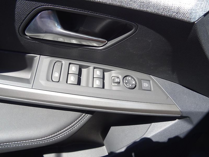 Peugeot 3008 (2025) ALLURE Hybrid 145k e-DCS6 - fotka 28 z 33