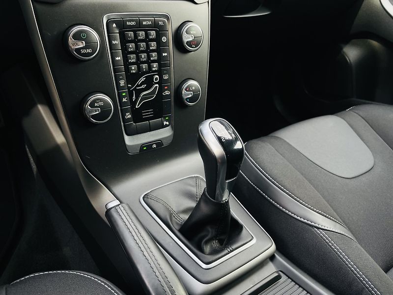 Volvo V40 2.0i MANUÁL KAMERA SERVISKA - fotka 35 z 45