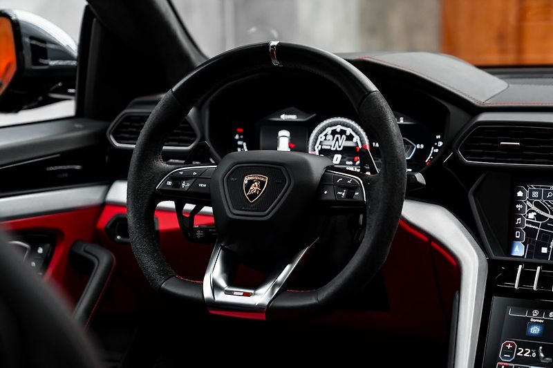 Lamborghini Urus 4.0 V8, B&O, Pano, Masáže, Noč - fotka 33 z 36