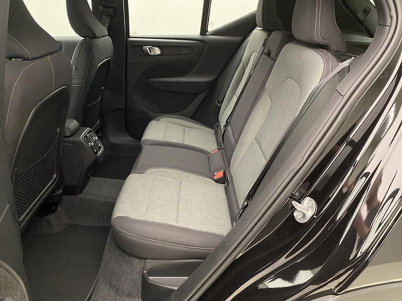 Volvo XC40 (2026) B3 AUT DARK PLUS - fotka 6 z 60