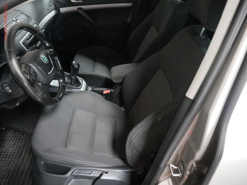 Škoda Octavia (2012) 1.6 TDi, autoAC - fotka 9 z 19
