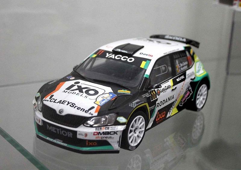 Modely vozů Škoda s pamětními mincemi.