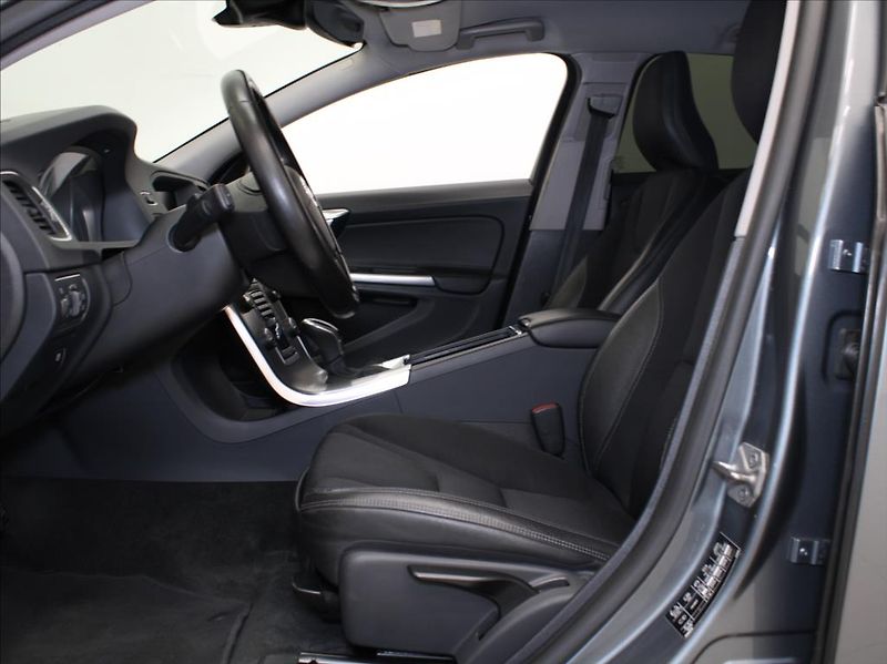 Volvo V60 2,0 D3 110kW AT Mom.NAVI Light - fotka 6 z 18