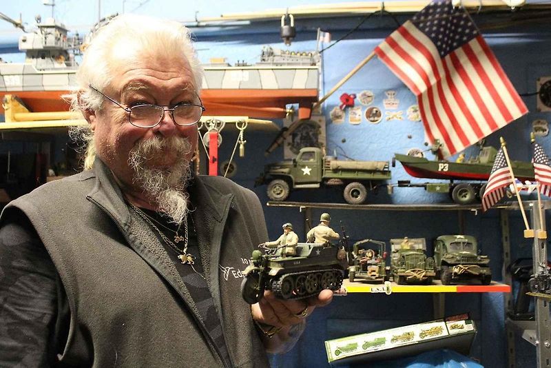 Luděk Novák propadl kouzlu RC modelů. Na snímku Hračka auta Unimog, předělaná na RC model.