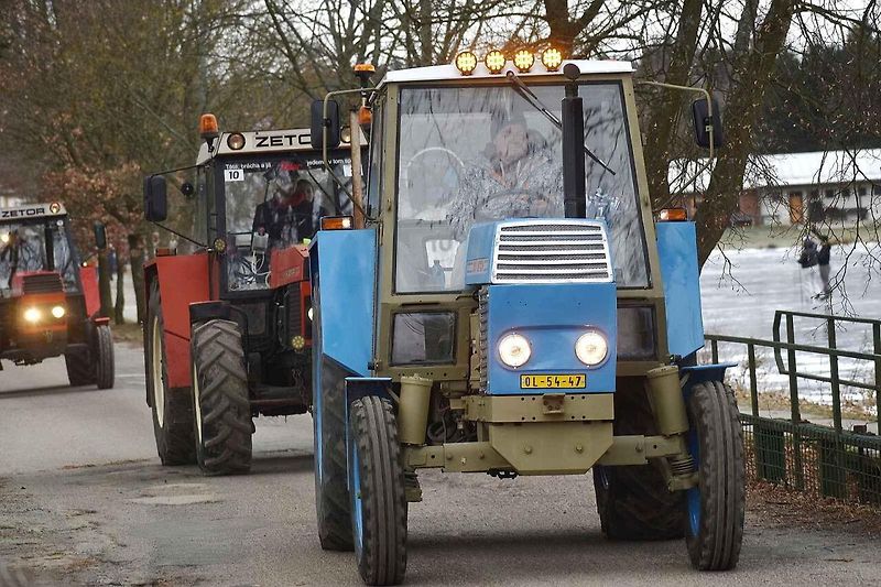 Táta, brácha a já, jedeme v tom spolu. V Suchém pořádali v pondělí vánoční jízdu traktorů.
