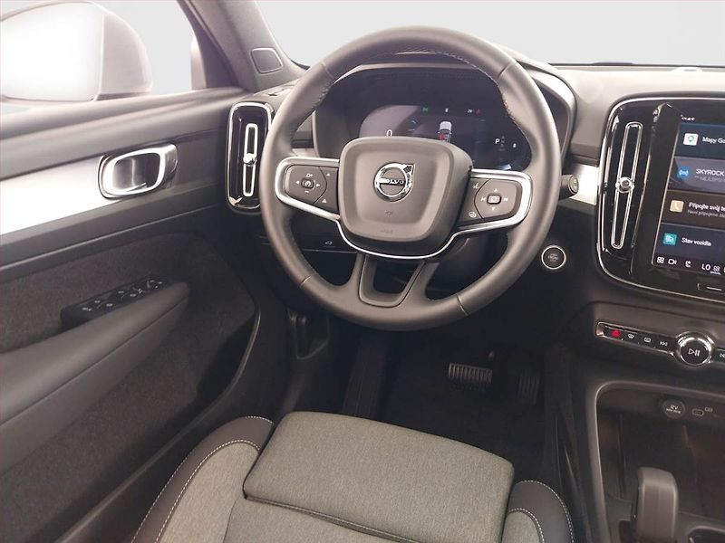 Volvo XC40 (2024) B4 - fotka 7 z 24