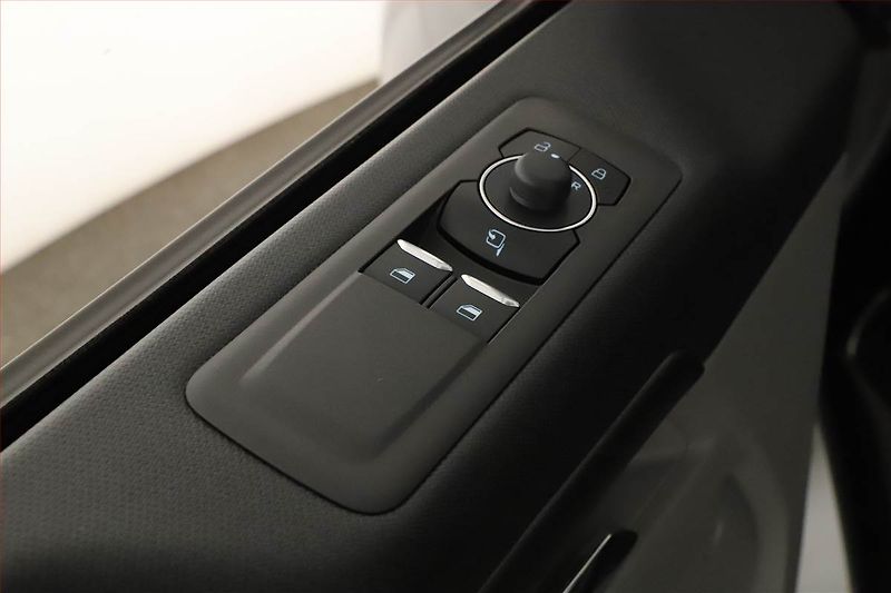 Ford Tourneo Custom (2025) Titanium 2.0 EcoBlue, ČR - fotka 10 z 15