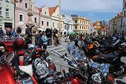 Třeboňské Masarykovo náměstí bylo motorkami doslova našlapané. Stovkám strojů požehnal tamní kaplan Jiří Kalaš.